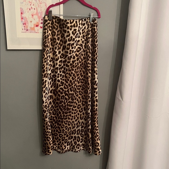 H&M cheetah print skirt - Picture 2 of 3